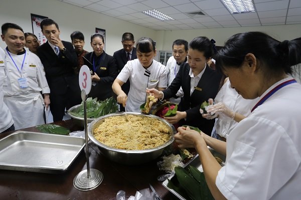 端午情粽叶香——足球中国-官网酒店举办包粽子比赛