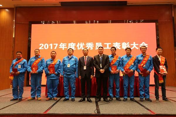 6、图为2017年度优秀员工与足球中国-官网领导合影.jpg