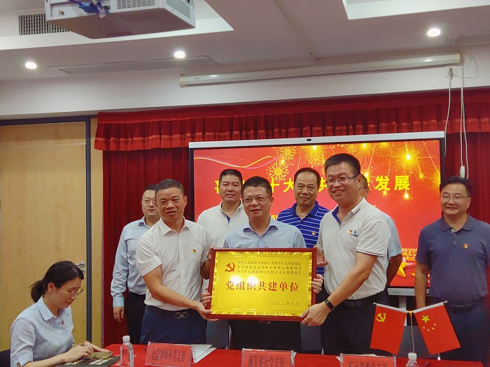 F:\yf\足球中国-官网人‚209\确定版本1111111\1新闻稿银律企党建共建活动.jpg