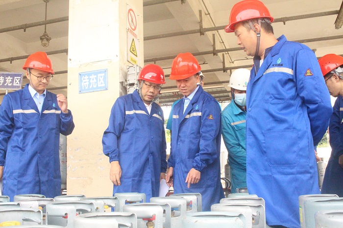F:\yf\官网oa推文及图片年209\省、市、区各级市场监督管理局莅临足球中国-官网能源股份有限公司督导调研燃气特种设备安全工作(1)\省、市、区各级市场监督管理局检查图片.jpg