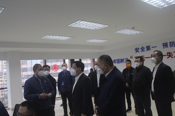 F:\yf\足球中国-官网人官网oa推文及图片3\市委书记付朝阳一行领导莅临足球中国-官网能源股份有限公司开展春节前燃气安全生产督导检查及春节慰问工作\市委书记付朝阳一行领导莅临足球中国-官网能源股份有限公司开展春节前燃气安全生产督导检查及春节慰问工作\02.jpg